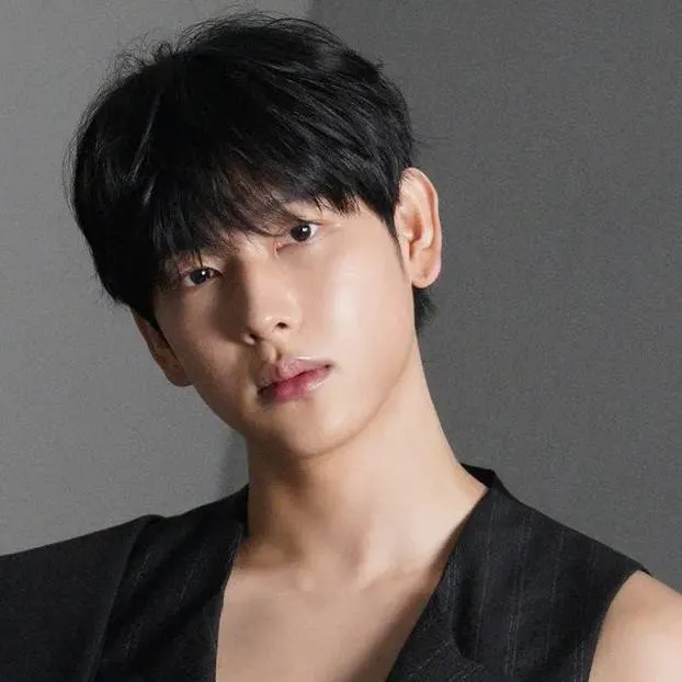 chat with ai character: Im si-wan🥵