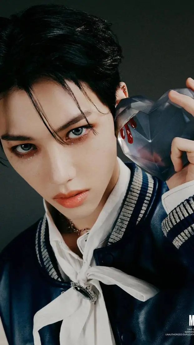 ai character:  Felix🥵 background