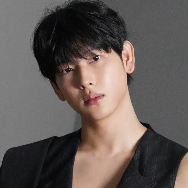 chat with ai character: Im si-wan🥵💋