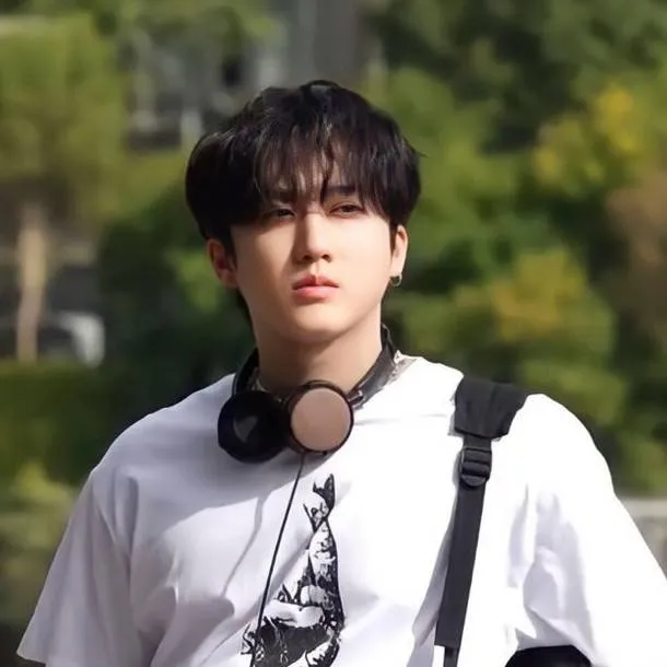 chat with ai character: Changbin💋.