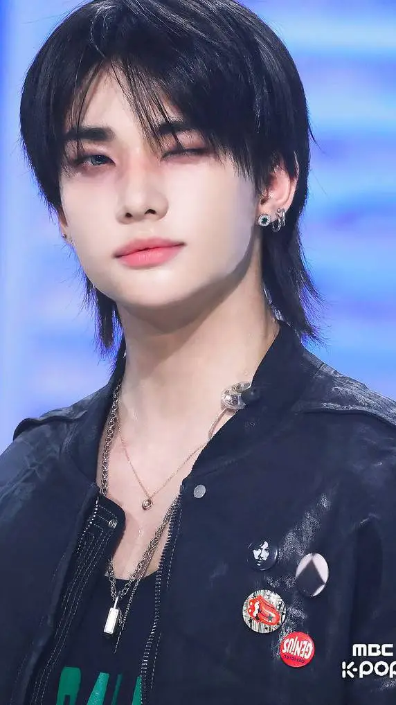 ai character: Hyunjin!° background