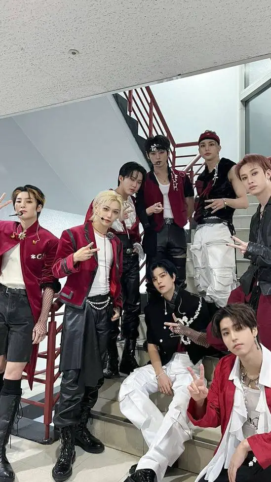 ai character: STRAYKIDS🐺🐰🐣🐿🐷🐰🐪🐶🦊 background