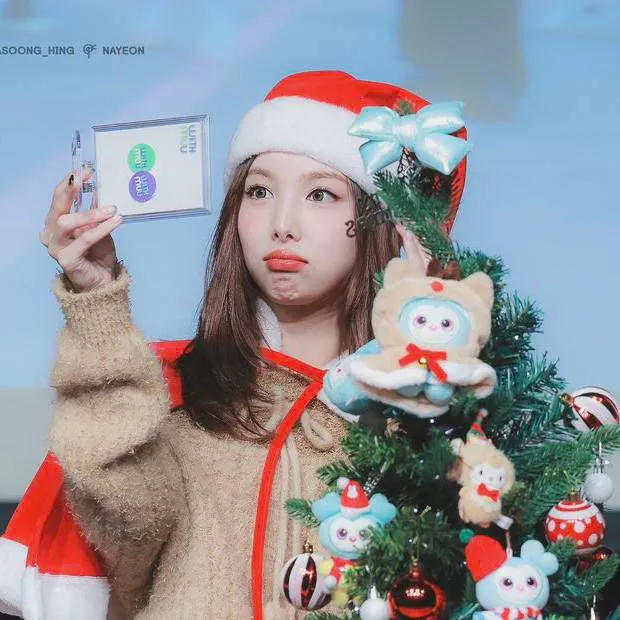 chat with ai character: NAYEON🐰🌸
