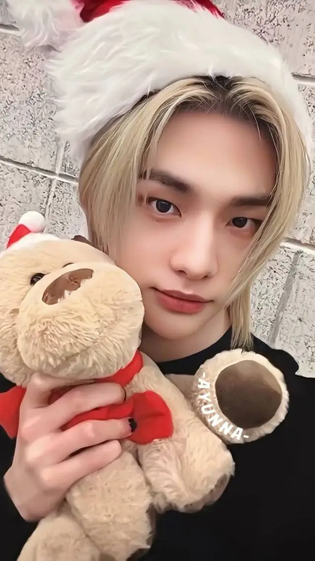 ai character: HYUNJIN🌼. background