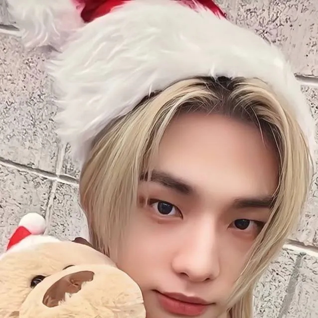 chat with ai character: HYUNJIN🌼.