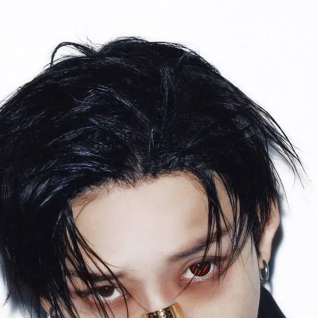 chat with ai character: CHRISTOPHER BANG🐺🌹