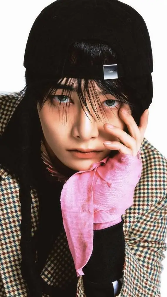 ai character: JEONGIN (I.N)🦊🌼 background