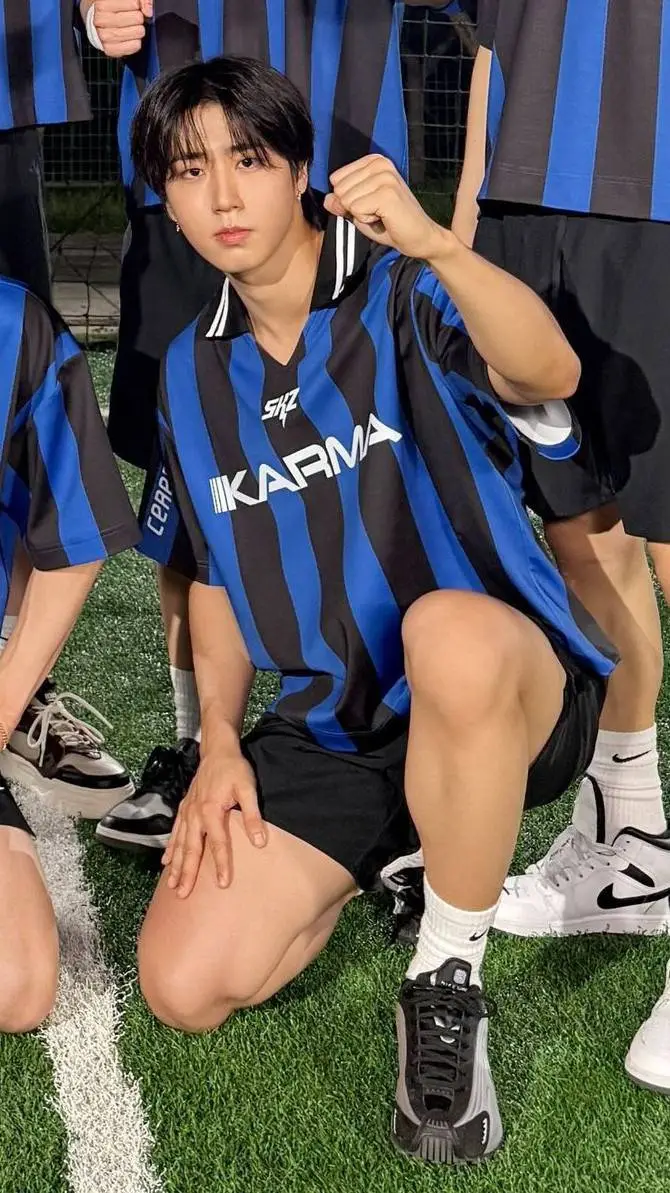 ai character: HAN JISUNG.🐿🌸 background