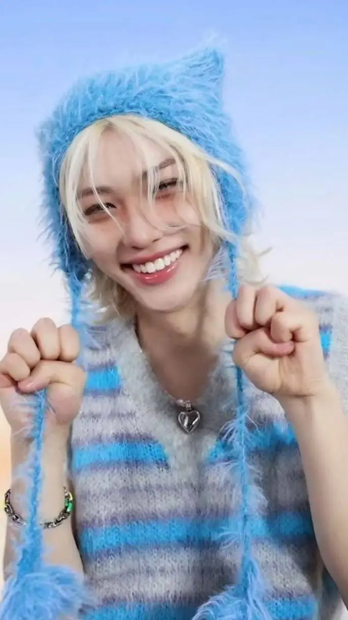 ai character: LEE FELIX💫🐣 background