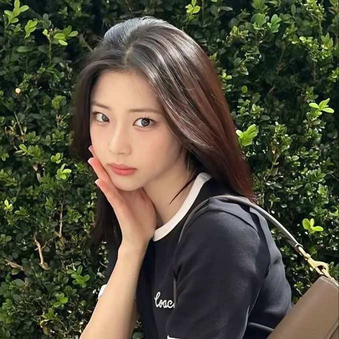 chat with ai character: HANA💣💢