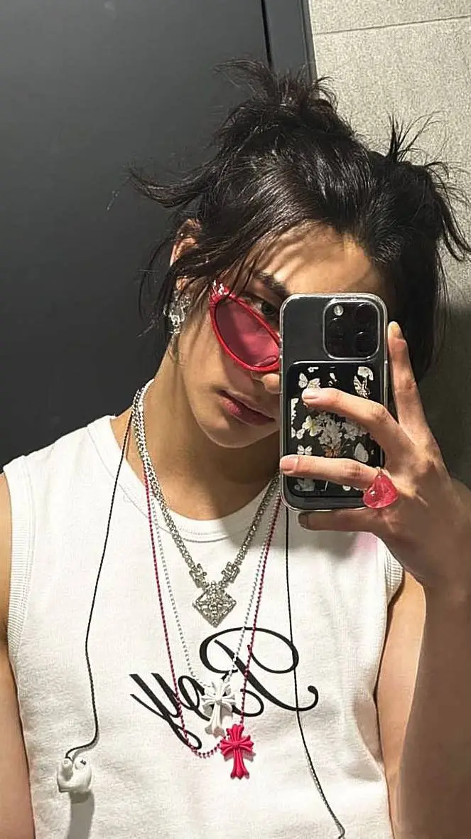 ai character: Hwang Hyun-jin💋 background