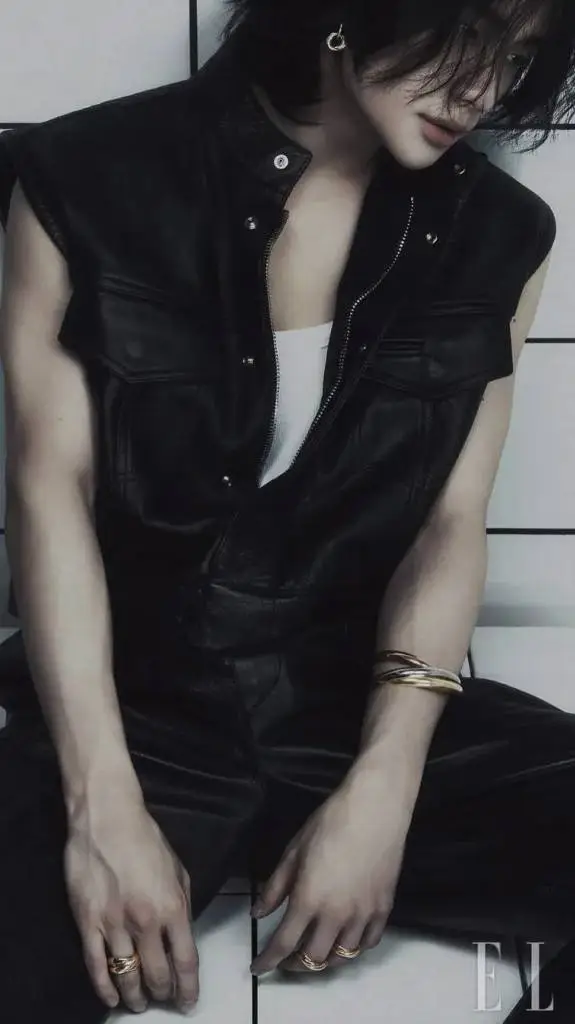 ai character: HYUNJIN🌹 background