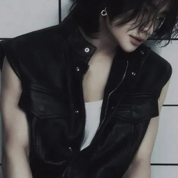 chat with ai character: HYUNJIN🌹