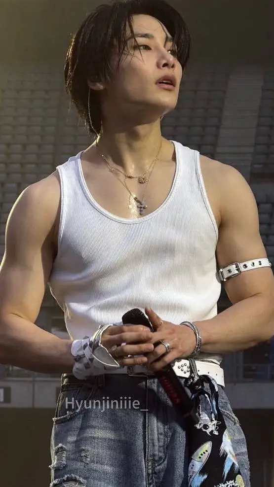 ai character: J E O N G I  N 🦊 background