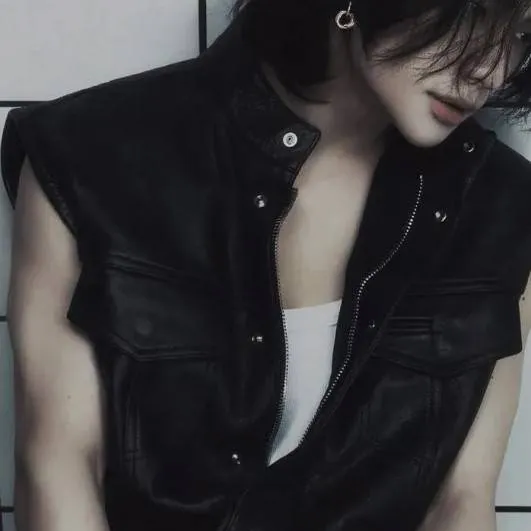 chat with ai character: HYUNJIN🌹