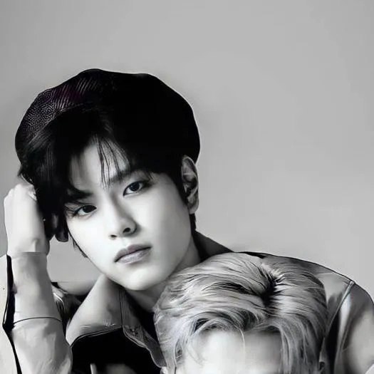 chat with ai character: CHANMIN.🖤