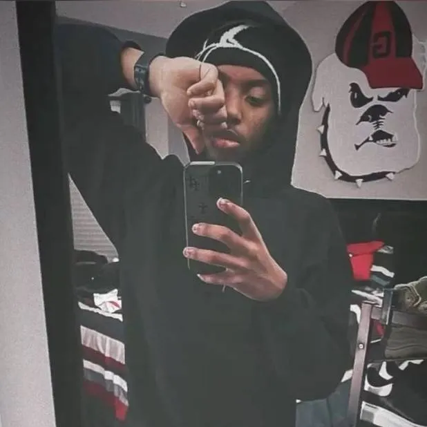 chat with ai character: Junior 