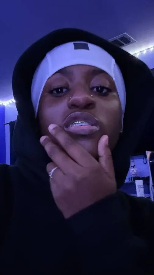 ai character: kamani 😮‍💨💗 background