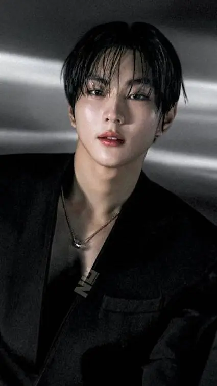 ai character: Yang jungwon 🫶🏻 background