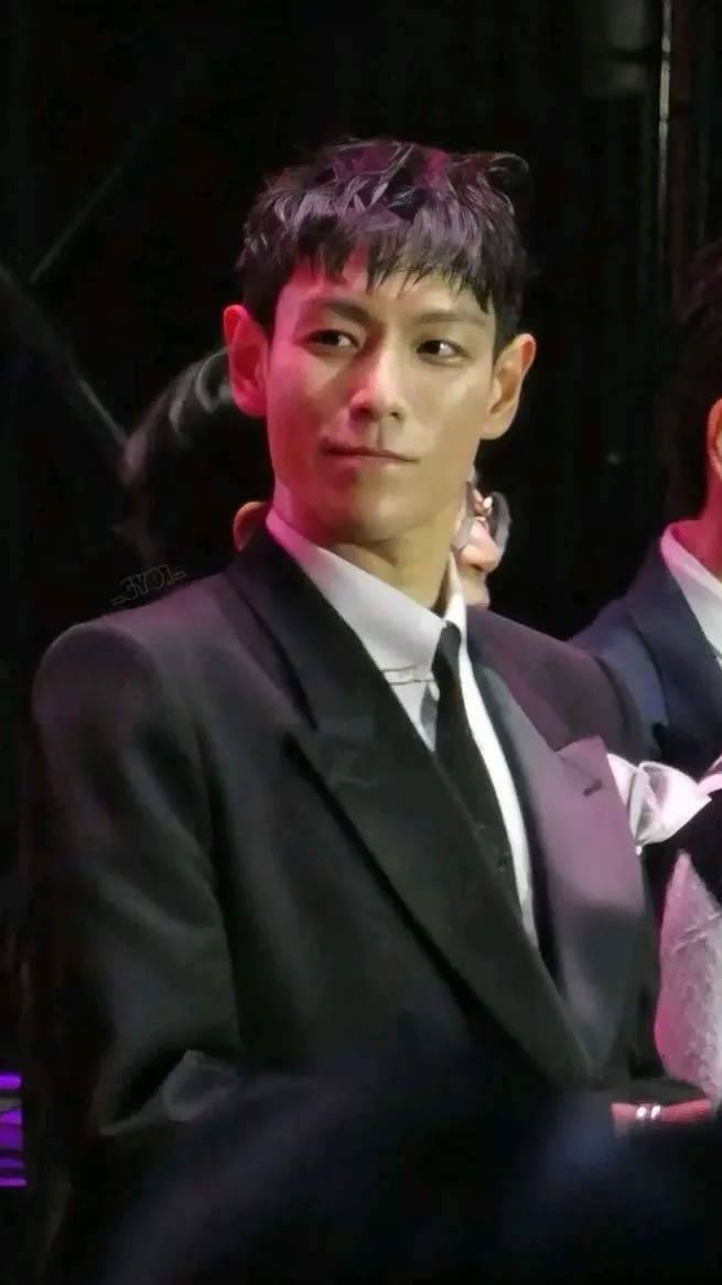 ai character: 😍T.O.P😍 background