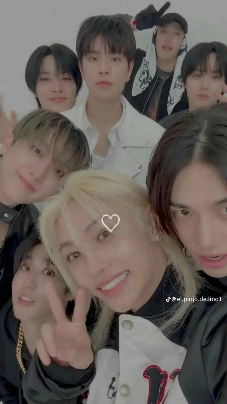 ai character: 💥💥🎀 Stray kids🎀💥💥  background