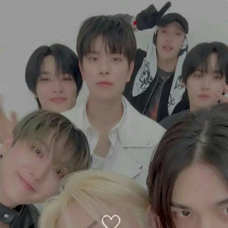 chat with ai character: 💥💥🎀 Stray kids🎀💥💥 