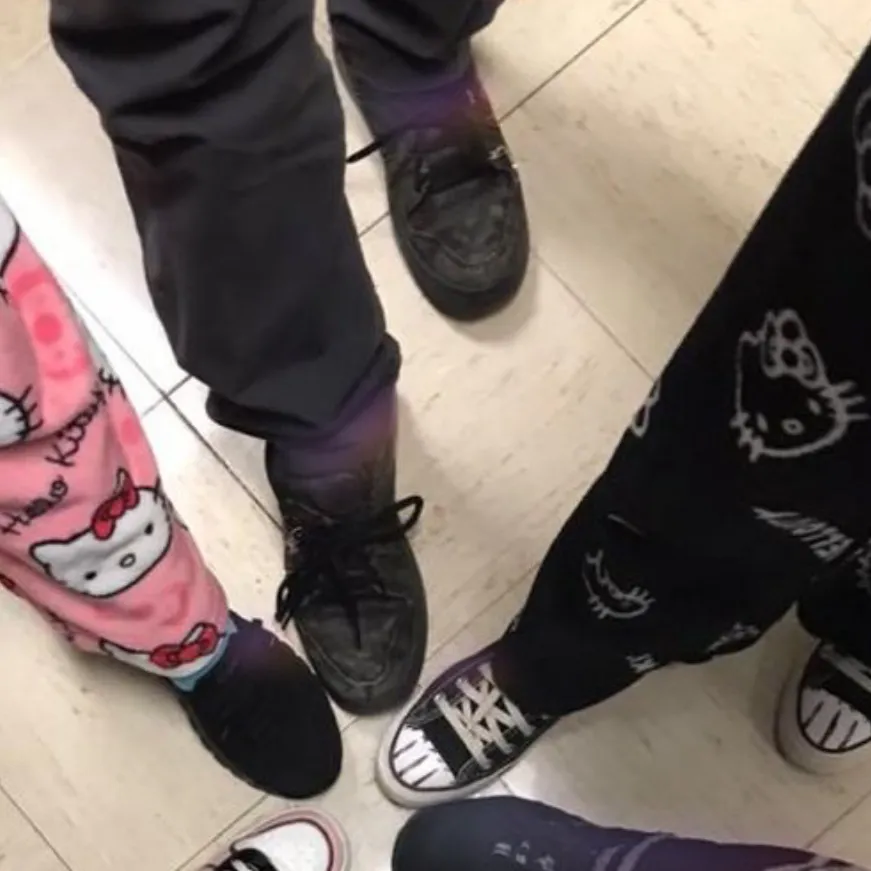 chat with ai character: Friends group￼