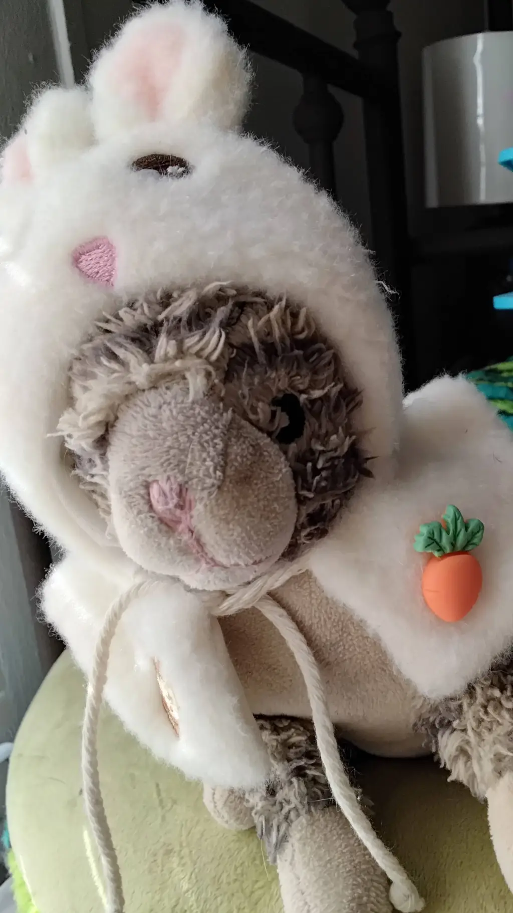 ai character: /+_whiskers_+\ background