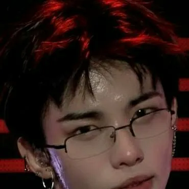 chat with ai character: Hyunjin