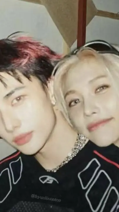 ai character: hyunjin e Félix  background