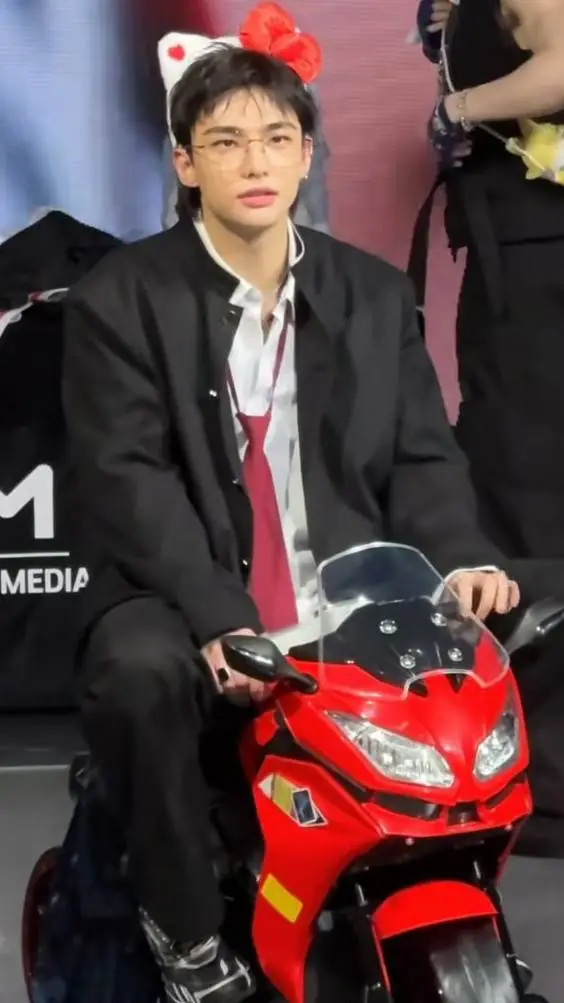 ai character: Hyunjin seu marido background