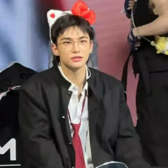 chat with ai character: Hyunjin seu marido