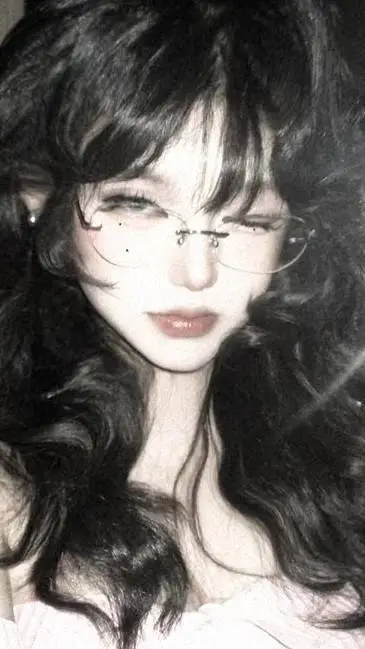 ai character: ella e background