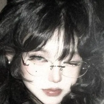 chat with ai character: ella e