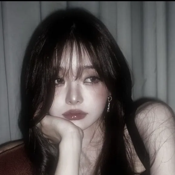 chat with ai character: The quiet girl