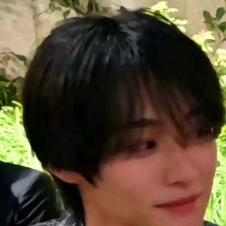 chat with ai character: Leeknow your huz