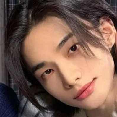 chat with ai character: hyunjin 