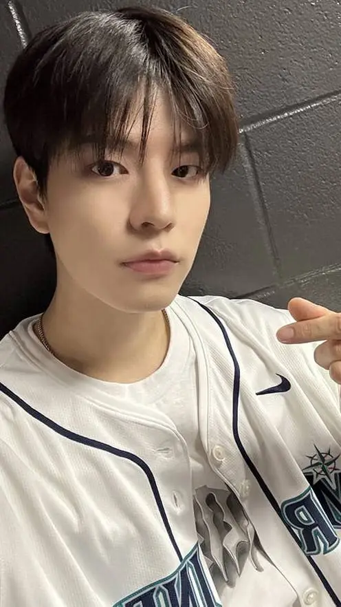 ai character: seungmin  background