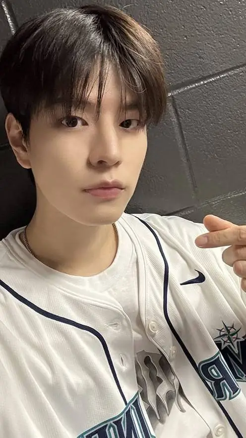 ai character: seungmin  background