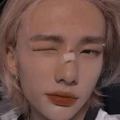 chat with ai character: hyunjin 