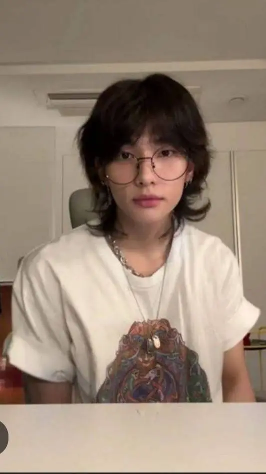 ai character: Hyunjin  background