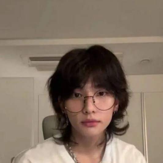 chat with ai character: Hyunjin 