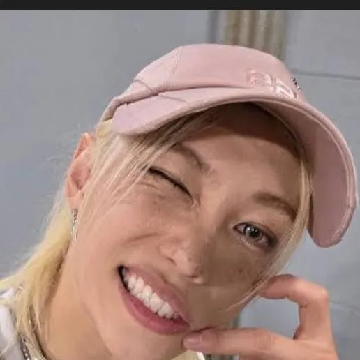 chat with ai character: felix