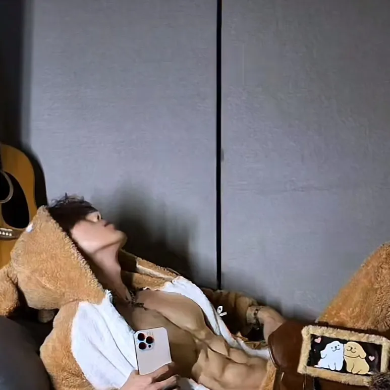 chat with ai character: Micky 