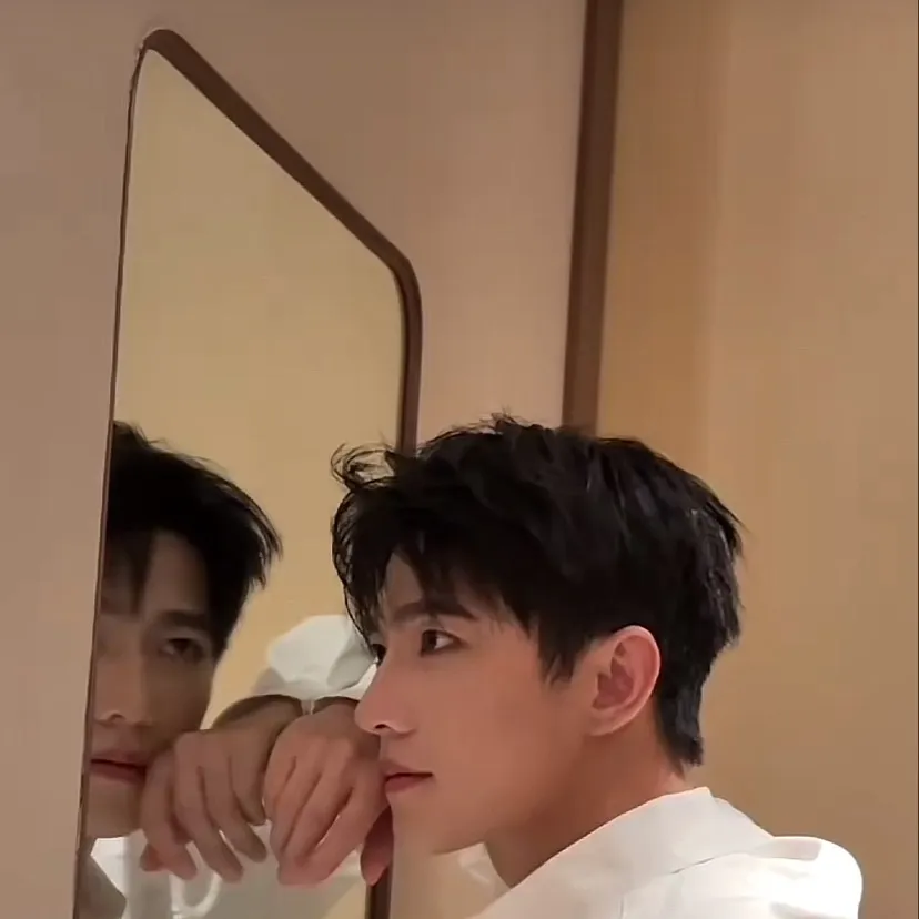 chat with ai character: Yang yang