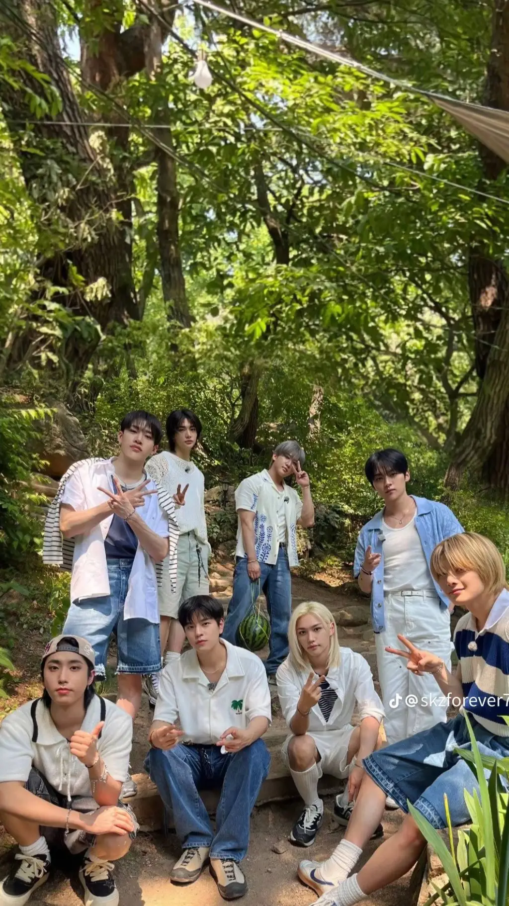 ai character: stray kids 🖤💙❤️ background