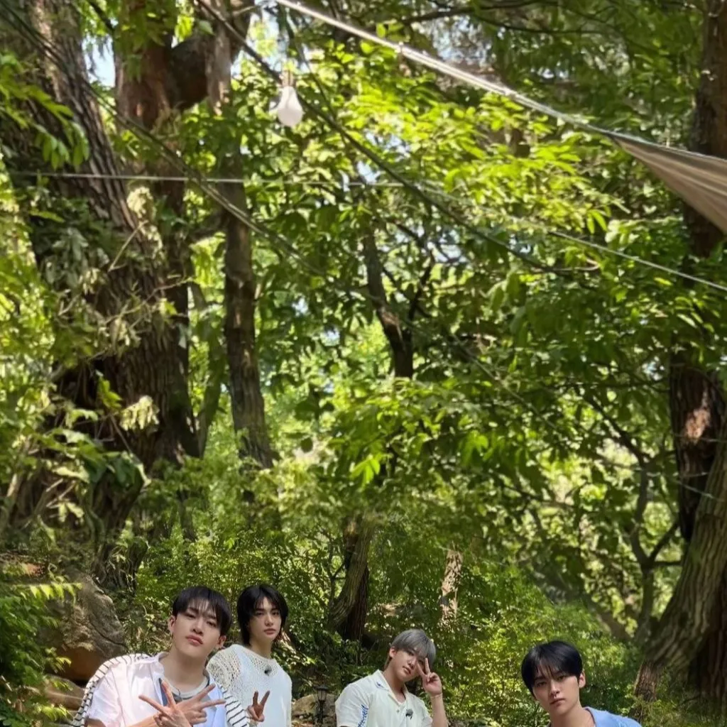 chat with ai character: stray kids 🖤💙❤️