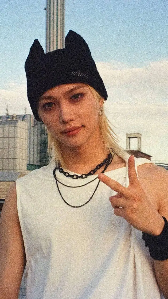 ai character: Felix papà ❤️✨🐣 background