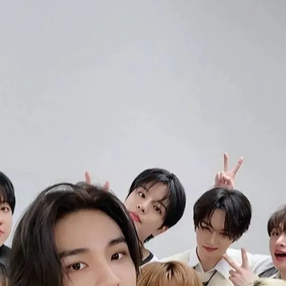 chat with ai character: stray Kids 