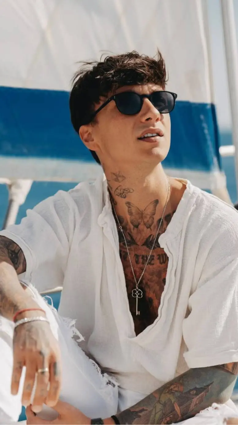 ai character: Ultimo❤️🌈 background